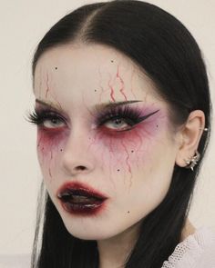 Makeup Horor, Vampire Makeup Looks, Blood Makeup, Demon Makeup, Vampire Clothes, Vampire Makeup, Creepy Halloween Makeup, Witch Makeup