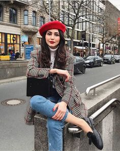 Baret Outfit, Dress Like A Parisian, Paris Outfits, Outfit Trends, Red Hat, Parisian Chic