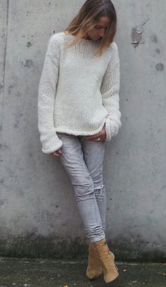 Ivoor witte trui vrouwen slouchy alpaca trui overdreven formaat pullover  gemaakt op bestelling gelieve toestaan ongeveer 2 weken na bestelling te verzenden.  Deze super zachte comfortabele trui behoort zoals het dragen van een wolk zachte, warme en comfortabele  De trui is ooit zo iets langer aan Womens White Sweater, Pull Mohair, Trendy Outfits Winter, Slouchy Sweater, Ivory Sweater, Alpaca Sweater, Sweater Oversize, Trendy Winter, Sweater White