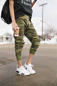 Outdoor Movie Outfit, Camo Outfit, Jogger Outfit, Sporty Hoodie, Outfits Trending, Hoodie Ideas, Army Print, Camo Outfits, Camo Joggers