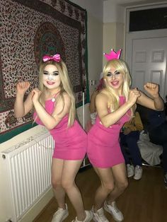 Tweevil bratz twins costume Cheer Barbie, Bratz Tweevils, Bestfriend Halloween Costume, Bratz Twins, Bratz Costume, Girly Costumes, Pink Halloween Costumes, Twin Costumes, Iconic Halloween Costumes