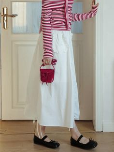 This is a white long skirt with Cest Moidew's unique sensibility. It has a square pocket with lace on the front, making it both cute and practical. There are strings to adjust the shirring on the front, back, and sides, so you can adjust the length and fit to your desired fit. - Looks slimmer due to the thick waist band- Open and close with side zipper- Item with a casual yet feminine mood White Maxi Skirt With Pockets For Summer, White Gathered Maxi Skirt For Day Out, White Cotton Skirt With Side Pockets, White Skirt With Side Pockets For Spring, White Long Maxi Skirt With Pockets, White Long Skirt With Pockets, White Midi Skirt With Pockets, White Summer Skirt With Side Pockets, Chic White Skirt With Pockets