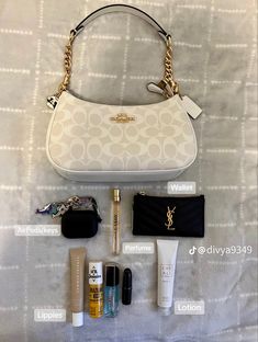 Girly Purse Aesthetic, What To Put In My Purse, Small Bag Ideas, What I Keep In My Purse, Small Purse Aesthetic, What's In My Bag Aesthetic, Purse Essentials List