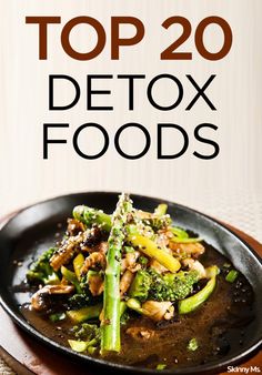 Squeezing in a few foods with detoxing powers can cleanse your body while giving you a nice energy boost. Try these 20 superfoods that work to flush toxins from your system. Meals To Eat While Detoxing, What To Eat While Detoxing Cleanses, Ways To Detox Your Body Healthy, Vegan Detox Plan, Detoxing Your Body From Toxins, Detox Meals, Soup Cleanse, Detox Foods, Detoxifying Food