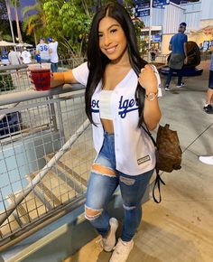 Atlanta Braves Outfit, Dodgers Outfit, Women Sporty Outfits, Dallas Cowboys Outfits, Creative Outfit Ideas, La Outfit, Dodgers Girl, Outing Outfit, Football Game Outfit