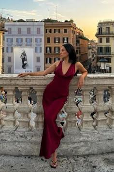 Flattering fancy dresses to take a look af for your next fancy date night. Creative Black Tie, Fancy Date Night, Red Dresses Classy, Date Dresses, Date Night Dresses, How To Pose