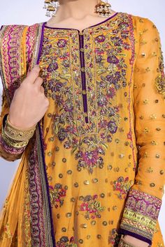 Pakistani Bridal Mehndi Dress in Gharara Kameez Style is a breathtaking attire emblazoned with Zardosi and Floral designs. Custom sizes. Fast shipping. Pakistani Bridal Mehndi, Kameez Style, Pakistani Mehndi Dress, Pakistani Mehndi, Bridal Mehndi Dresses, Mehndi Dress, Zardozi Work, Eid Dresses, Short Shirt