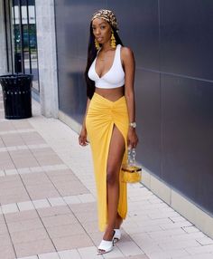 Looking Like A Snack, Adventurous Life, Lifestyle Hack, Lifestyle Tips, Travel Fashion, Strong Colors, Yellow Fashion, Street Style Looks, Fashion And Lifestyle