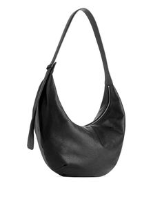 Curved Leather Bag - Black - ARKET WW Shoulder Bag Outfit, Leather Bag Design, Small Leather Bag, Outfit Plan, Leather Bags Handmade, Black Shoulder Bag, Trainer Boots, Everyday Bag, Personal Marketing