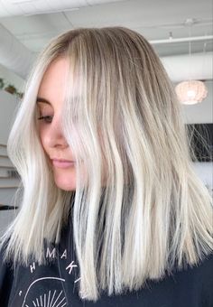 Blonde Lob, Icy Blonde Hair, Hair And Makeup Tips, Hair Clothes, Hair Color Balayage, Metallic Hair, Natural Hair Color, Pretty Hairstyles