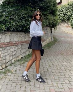 Black Samba Shoes Outfit, Tennis Skirt Outfit Street Style, Mum Fits, Black Tennis Skirt Outfit, Fall Skirt Outfits, Adidas Samba Women, Fav Outfit, Black Tennis Skirt, Adidas Samba Outfit