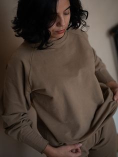 The epitome of minimalist style, this simple and oh-so-comfy sweatshirt is extra special with loungey raglan sleeves and stylish wrist detail. Made in our softest Italian fleece, it has a luxurious coziness that cannot be matched. This piece is available in 100% undyed, unbleached raw fabric for the cleanest, closest-to-nature experience.• Composition: 95% organic Italian cotton fleece, 5% elastane• Available in: WALNUT, GRAY MELANGE• US sizes: XS (US 0–2), S (US 4–6), M (US 8–10), L (US 12–14), Raw Fabric, Closer To Nature, Comfy Sweatshirt, Loungewear Set, Cotton Fleece, Minimalist Style, Minimalist Fashion, Raglan Sleeve, Sweatshirts Women