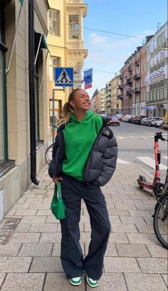 Green Hoodie Outfit, Look Adidas, Estilo Indie, Preppy Sweater, Skandinavian Fashion, London Outfit, Cold Outfits, Winter Fits