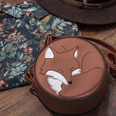 A small bag in a charming shape is the perfect accessory for nature and forest lovers. Green lining with a pocket inside. Adjustable strap. Composition: imitation leather, cotton (lining) Dimensions: diameter 19cm, depth 7.5cm Fox Bag, Purse Charms, The Fox, Messenger Bags, Cute Bag, Phone Bag, Small Bag, Leather Working, Leather Craft