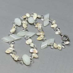 VTG Glass Shell Necklace Clear White Chunky Bead Mother Of Pearl Station 18.5" Single Strand Mother Of Pearl Necklace With Round Beads, Pearl White Necklaces With Gemstone Beads, Beaded Mother Of Pearl Round Necklaces, Pearl White Beaded Necklace In Mother Of Pearl, Beaded Mother Of Pearl Necklace With Round Beads, Elegant Glass Necklaces With Gemstone Beads, Round Pearl Necklace With Large Beads For Jewelry Making, Pearl White Necklace With Gemstone Beads, Adjustable Pearl Necklace With Large Beads