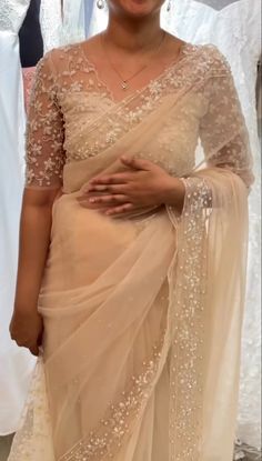 Wedding Net Sarees, White Engagement Saree, Off White Net Saree, Ishita Blouse Design, Blouse Ideas For Net Sarees, Net Saree Wearing Styles Ideas, Blouse Design For Embroidery Saree, Blouse Pattern For Net Saree, Blouse On Net Saree