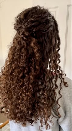 Long naturally curly brunette hair styled for a wedding in half up half down style Naturally Curly Wedding Hair, Wedding Hair Curly, Curly Bride, Curly Bridal Hair, Curly Prom Hair, Curly Wedding Hair, Hairdos For Curly Hair, Wedding Hair Inspiration, Half Up Hair