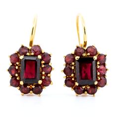 These stylish cluster Vintage earrings features ±1.50ct Garnets crafted in 18ct. Italy. Materials: Garnet, 18ct. Dimensions: H 2 x L 1.2 x W 0.6 cm. Weight in grams: 5.6. Condition: Very good condition - slightly used with small signs of wear. Registered Shipping or Local Pickup at our store (in case of Local Pickup shipping cost if applicable will be refunded). Looking for more antiques & vintage jewelry? Browse our online website for more antiques & vintage jewelry on Binenbaum.com Ruby Gold Earrings, Star Garnet, Cocktail Earrings, Antiques Jewelry, Wrap Earrings, Silver Lockets, Online Website, Cluster Earrings, Small Signs