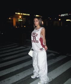 Baggy 90s Outfit, 90s Baggy Style, Basketball Jersey Outfit, Y2k Jersey, Basketball Fashion, 90s Street Style, 90s Inspired Outfits, Outfit Top, Fashion Y2k