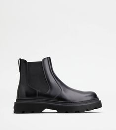 Ankle boots in calfskin leather with side elastic inserts and lugged rubber outsole. A model that combines urban style trends and handcrafted detailing. Mens Ankle Boots, Man Icon, Man Black, Style Trends, Gift Boutique, Urban Style, Black 7, Back To Black, Black Ankle Boots