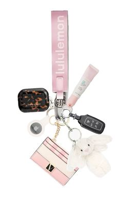 Car Keychain Ideas, Girly Car Accessories, Keychain Ideas, Girls Keychain, Car Deco, Cool Car Accessories, Girly Car, Car Essentials