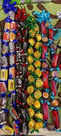 many candy candies are lined up on the table