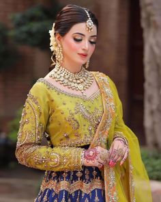 Mehendi Dress, Gorgeous Bridal Makeup, Mehndi Bride, Long Party Gowns, Haldi Function, Ideas Haircut, Pakistani Bridal Makeup, Bridal Makeup Images, Luxury Room