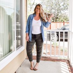 Plus Size Weekend Outfit Casual, Easy Plus Size Outfits, Plus Size Joggers Outfit, Plus Size Mom Outfits, Plus Size Denim Outfits, Sports Mom Outfit, Plus Size Athleisure Outfits, Errands Outfit, Summer Outfits For Moms