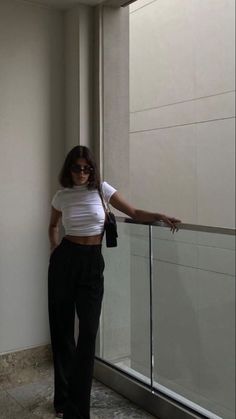 Minimalist Aesthetic Outfit, Minimalist Chic Outfit, Grey Pants Outfit, Normcore Fashion, Black Pants Outfit, Minimalistic Outfits, Outfits For Spring, Look Festival