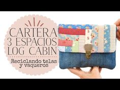 a hand holding a small purse with the words cartera 3 espacios log cabin