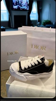 #fashion #trendy #trending #shoes #shoesaddict #shoegame #influencer #kicks #nike #jordan1addict #jordan #jordans #fashion #fashionstyle #fashiontrend Mason Mahira Shoes, Sneakerhead Fashion, Back To School Shoes, Mode Zara, Fashion Shoes Sandals