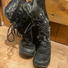 2/$15 Bundle And Save! Guc. Size 1. Lots Of Life Left. Let Her Feel Like A Big Girl. Faux-Fur-Lined. Side Zipper Or Lace Up, But We Never Used Either. Slips In Fairly Easily. Y2k Snow Boots, Winter Outfits Girly, Grunge Winter, Y2k Boots, Pointy Boots, Silly Clothes, Funky Shoes, Thrifted Outfits, Girly Shoes