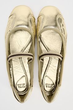 ELASTIC METALLIC LOOK BALLET FLATS | ZARA United States Metallic Ballet Flats, Blazers Shoes, Joggers Shoes, Trench Coat Dress, Silky Shirt, Waistcoat Dress, Metallic Look, Clean Laundry, Ballet Flat