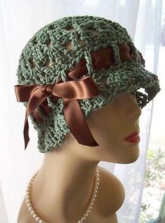 So cute! Free Crochet Hat Patterns, Crochet Cloche Hat, Flapper 1920s, Flapper Cloche, Womens Hats, Crochet Knit Hat, Cap Patterns, Crochet Cap, Hat Patterns