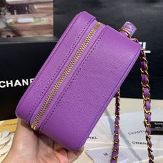 Description Rep 1:1 Includes shopping bags, dustbag sleeper, care manual, booklet, tag.Measurements: 21 x 8 x 16 cm (Length x Width x Height) Chanel Filigree Vanity Case, Vanity Case Bag, Vanity Bag, Chanel Chanel, Chanel Spring, Stylish Handbags, Vanity Case, Luxury Products, Evening Clutch Bag