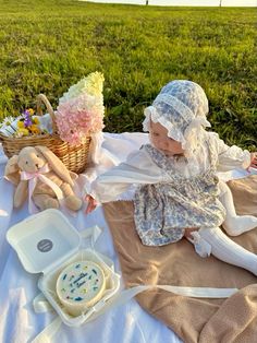 6 Month Old Milk Bath Pictures, Baby 12 Month Pictures Ideas, Family Picnic Aesthetic, Six Month Baby Picture Ideas, Baby Aesthetic Girl, Picnic With Kids