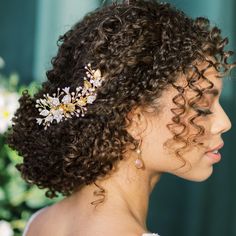 Wedding Hairdos, Bridal 2023, Wedding Curls, Curly Bridal Hair, Natural Hair Wedding, Gold Bridal Hair Comb, Flowers And Pearls, Bridal Hair Pin, Beautiful Bridal Hair