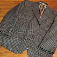 Oscar De La Renta Tweed Jacket. A Classic. Never Worn And Smoke Free! Casual Tweed Outerwear With Welt Pockets, Casual Brown Tweed Jacket With Welt Pockets, Casual Tailored Tweed Blazer, Business Casual Houndstooth Tweed Jacket, Casual Tweed Blazer With Notch Lapel, Tweed Outerwear With Herringbone Pattern For Business Casual, Winter Tweed Sport Coat With Houndstooth Pattern, Casual Brown Tailored Tweed Jacket, Classic Tweed Jacket For Fall