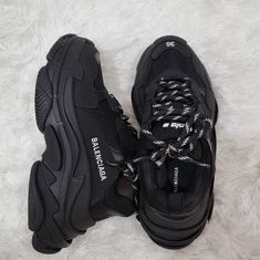 Triple S Color:Black Size: 6 In Women's Never Worn And New Comes With A Receipt, Two Pairs Of Black And White Laces, And Dustbag. Black Balenciaga Shoes, Balenciaga Shoes Women, Balenciaga Triple S Black, Shoes Balenciaga, Balenciaga Sneakers, Balenciaga Shoes, Balenciaga Triple S, Cute Shoes, White Lace