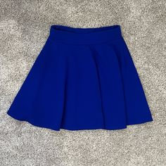 Nwot Size S Stretchy Waistband Blue Stretch Pleated Skort, Blue Pleated Flared Skort, Blue Stretch Full Skirt, Blue Stretch Flared Skirt, Blue Flared Mini Skirt For Party, Casual Blue Skort For Party, Blue Stretch Flared Skort, Blue Stretch Flared Mini Skirt, Casual Blue Flared Skort