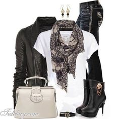 Black and white. Leather jacket, white t, black and white scarf, studded jeans, black boots. Fall Outfit With Boots, Winter Mode, Famous Fashion, Casual Fall Outfits, Looks Style, Boots Outfit, Casual Fall, Look Cool, Look Fashion