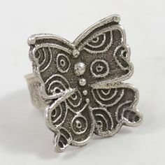 Bague papillon en argent sterling moulé en tuf.

 Taille de bague: 9
 Largeur de réglage de 1,25", hauteur de réglage de 1,375"
 Largeur de bande de 0,375 po Silver Butterfly Ring, Tufa Casting, Butterfly Ring, Silver Butterfly, Ring Ring, Ring Size, It Cast, Band, Sterling Silver