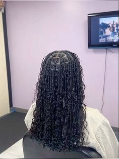 #blackgirl #braids #bohobraidstyle #goddessbraidshair #blackbraids #hairinspo #curlybraids Short Medium Goddess Braids, No Part Knotless Braids, Cute Bohemian Braids, Shoulder Length Curly Box Braids, Short Knotless Goddess Box Braids, Mid Back Box Braids With Curly Ends, Medium Boho Hairstyles, Medium Boho Braids With Curls, Knowles’s Braids With Curls At The End