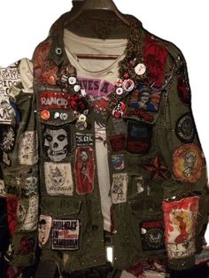 Punk Sweater Diy, Rocker Fashion, Punk Diy, Punk Fashion Diy, Alt Clothes, Crust Punk, Punk Patches, Battle Jacket, Diy Jacket