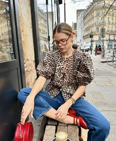 Leopard Tee Outfit, Animal Print Top Outfit Ideas, Animal Print Blouse Outfit, Animal Print Shirt Outfit, Animal Print Top Outfit, Leopard Blouse Outfit, Printed Top Outfit, Casual Dinner Outfits