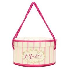 AW20 Moschino Couture J. Scott Leather Pink Cake Box Round Bag Marie Antoinette Additional Information: Material: 100% Calfskin Leather Color: Pink/Gold/Cream-Yellow Pattern: French Pastry Style: Handle Bag Theme: Cake Box 100% Authentic!!! Condition: Brand new in the original box Moschino releasing a series of bakery-inspired handbags, including cakes, croissants and baguettes. Known for their quirky, tongue-in-cheek designs, the Moschino Round Cake Box Bag should come as no surprise. Smooth le Moschino Cake, Designer Handbags Aesthetic, Designer Handbag Storage, Handbags Aesthetic, Pink Cake Box, Aesthetic Designer, Moschino Bag, Moschino Bags, Inspired Handbags