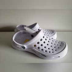 Unisex Crocs- W10, M8 Adjustable Loop Strap White Slip-resistant Clogs For Summer, White Slip-resistant Clogs For The Beach, White Non-slip Clogs For The Beach, White Non-slip Clogs For Beach, Breathable White Clogs For Outdoor, White Breathable Clogs For Outdoor, Outdoor White Breathable Clogs, White Breathable Sports Clogs, White Sporty Clogs For Summer