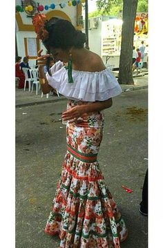 Todo Ideas en maria isabel ruiz moda flamenca South Spain Outfits, Mexican Dress Up, Spanish Dress Traditional, Mexico Traditional Clothes, Elegant Plus Size Wedding Dress, Flamenco Outfit, Spain Dress, Spanish Style Dress, Latina Dress