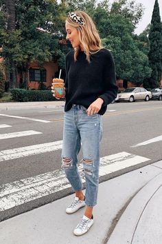 Comfy Jeans Outfit, Boyfriend Jeans Outfit, Outfits Mom, Winter Mode Outfits, Mama Jeans, Look Jean, Mom Jeans Outfit, Ripped Mom Jeans, Comfy Jeans