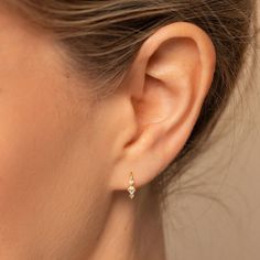 Need an elegant and understated jewelry piece for that special event coming up? Our Amaya Diamond Threader Earrings are the ones! The open hoop is easy to put on and the dainty diamond cluster design adds a subtle sparkle. Material: High Quality Solid 925 Sterling Silver Finish: Sterling Silver ∙ 18K Gold Dimensions: ~1mm Threader Post Featuring Genuine Marquise and Round CZ Diamond Dainty Hoops Sold as a pair SKU: RR-ER308 Dainty Wedding Earrings Silver, Gold Earrings Dainty, Caitlyn Minimalist, Understated Jewelry, Silver Earrings Wedding, Dainty Gold Earrings, Cluster Design, Emerald Necklace, Jewelry Outfit